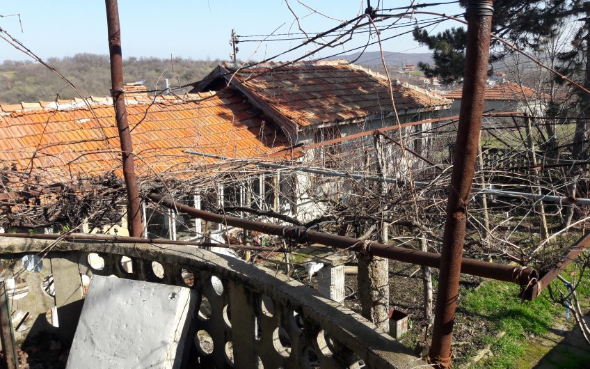 КЪЩА с двор в с. Динево, обл. Хасково