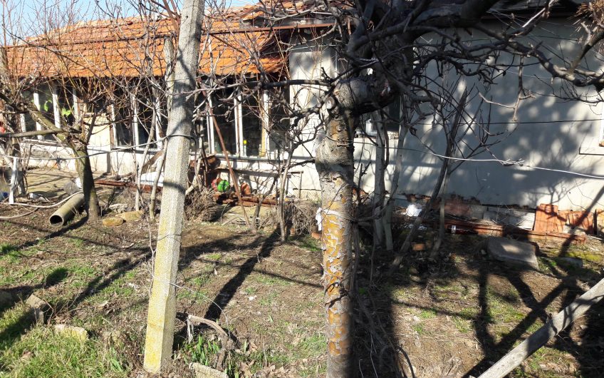 КЪЩА с двор в с. Динево, обл. Хасково