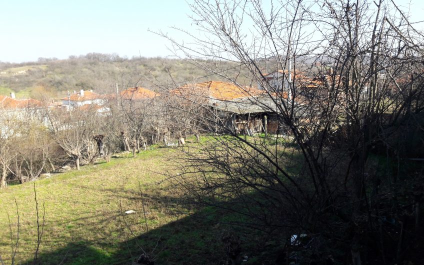 КЪЩА с двор в с. Динево, обл. Хасково
