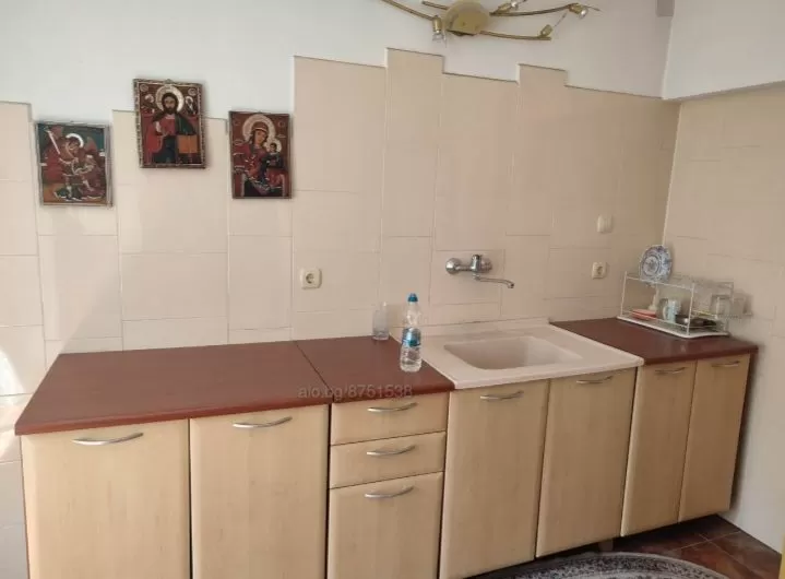 Къща с два гаража в кв. Училищни град Хасково