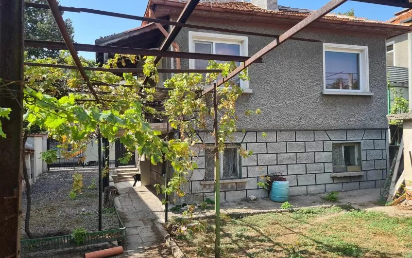 САМОСТОЯТЕЛНА ДВУЕТАЖНА КЪЩА в кв. Каменни, град Хасково