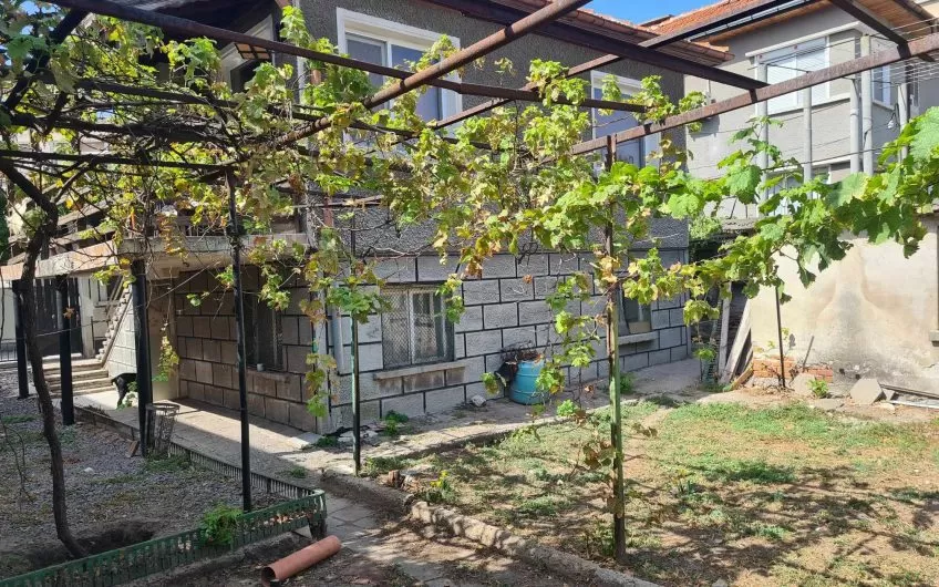 САМОСТОЯТЕЛНА ДВУЕТАЖНА КЪЩА в кв. Каменни, град Хасково