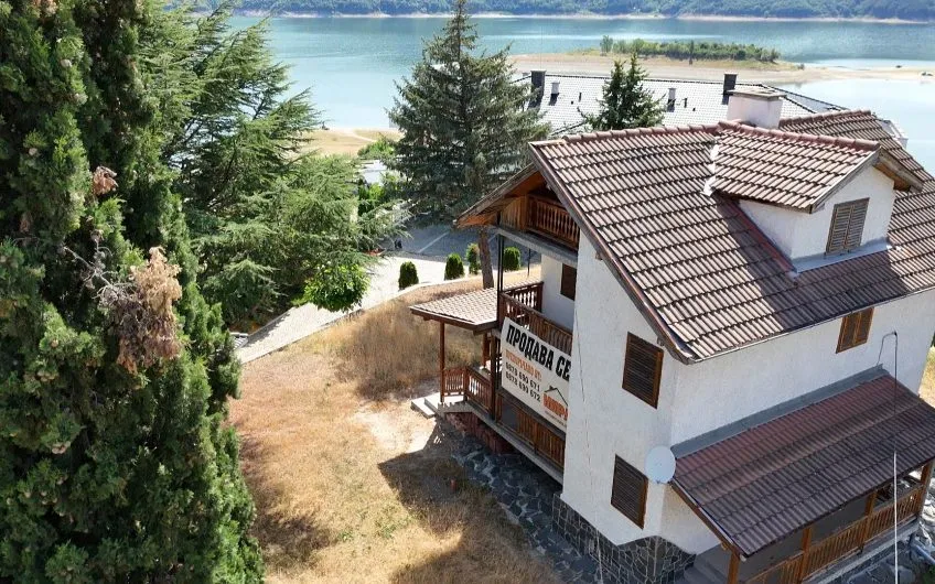 **Прекрасен имот за продажба в Главатарци с уникална гледка към язовир Кърджали**