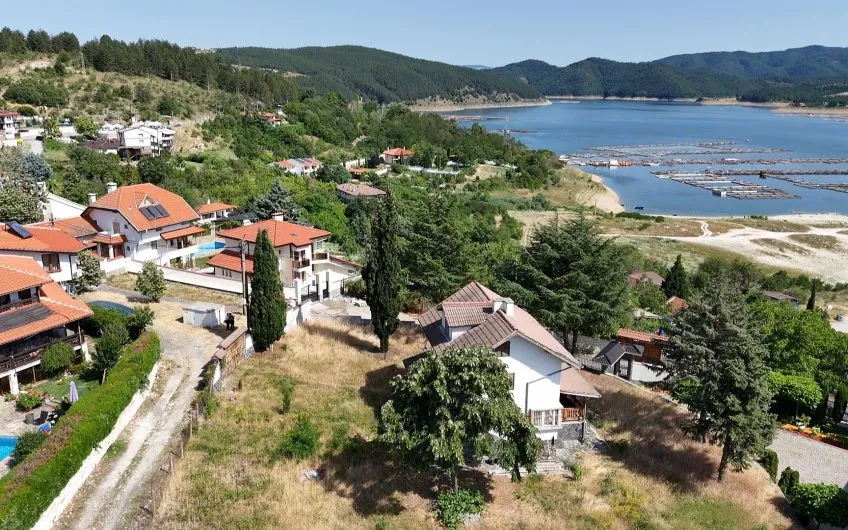 **Прекрасен имот за продажба в Главатарци с уникална гледка към язовир Кърджали**