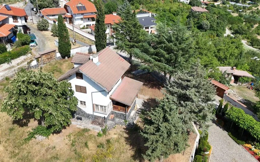 **Прекрасен имот за продажба в Главатарци с уникална гледка към язовир Кърджали**