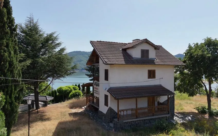**Прекрасен имот за продажба в Главатарци с уникална гледка към язовир Кърджали**