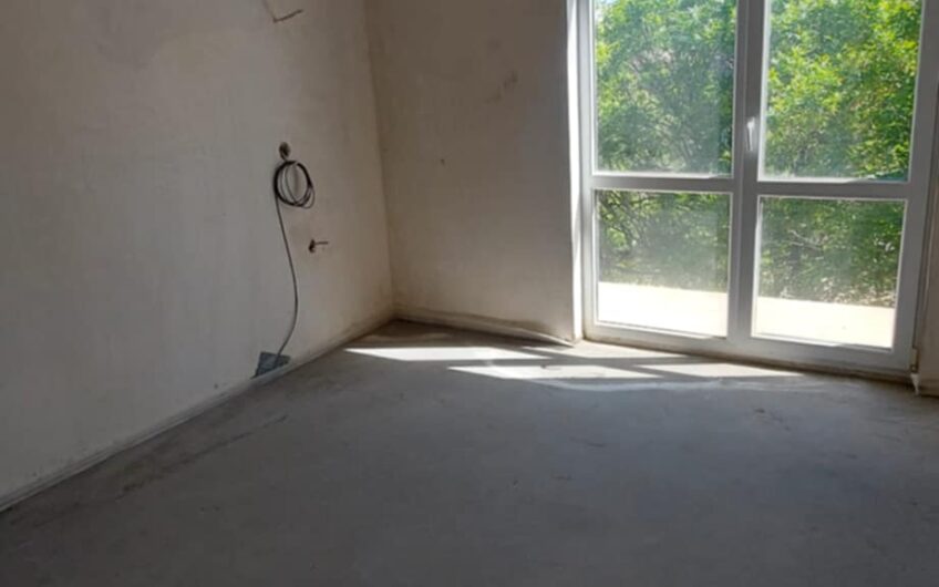Продава се тристаен апартамент в кв. Каменни, гр. Хасково – до Градската градина | Сграда с Акт 15