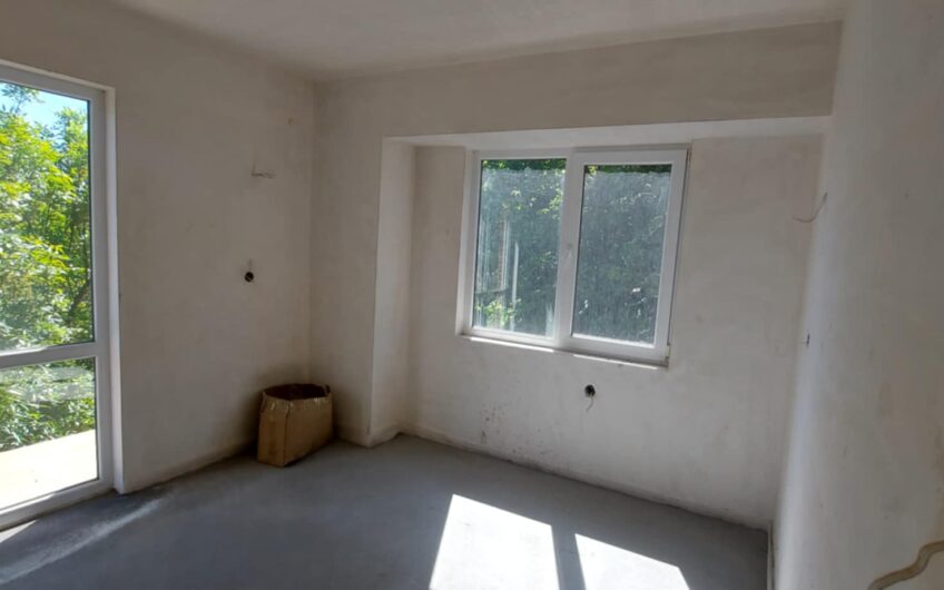 Продава се тристаен апартамент в кв. Каменни, гр. Хасково – до Градската градина | Сграда с Акт 15