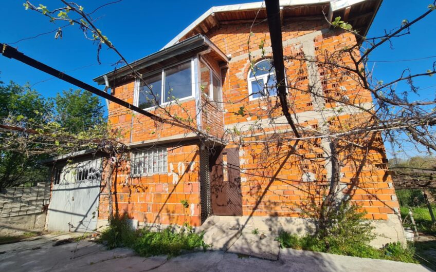 Продава се самостоятелна къща в кв. Изгрев, гр. Хасково