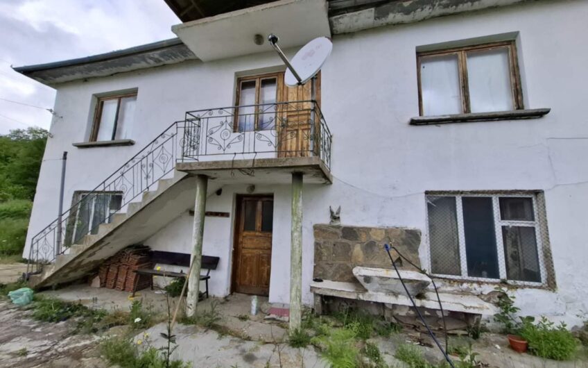 ДВУЕТАЖНА КЪЩА ЗА ПРОДАЖБА В С. БУРЕВО, ОБЛАСТ СМОЛЯН