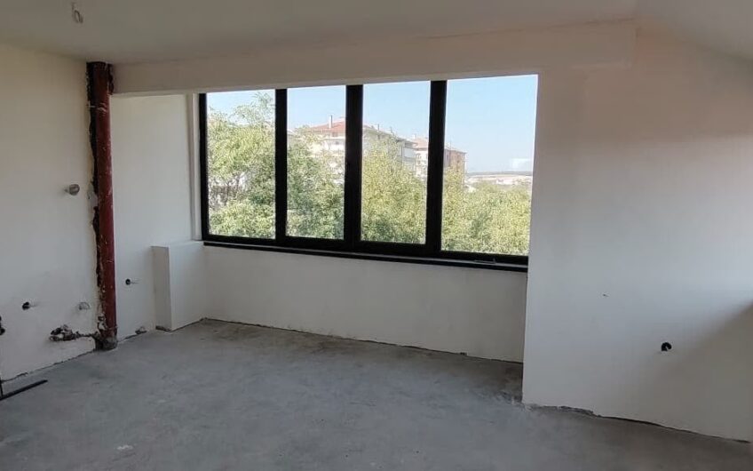 Продава се тристаен тухлен апартамент в кв. Каменни, гр.Хасково