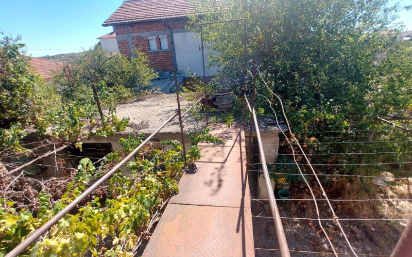 КЪЩА с ПРОСТОРЕН ДВОР,РАЗПОЛОЖЕНА В кв. Болярово, гр. Хасково.