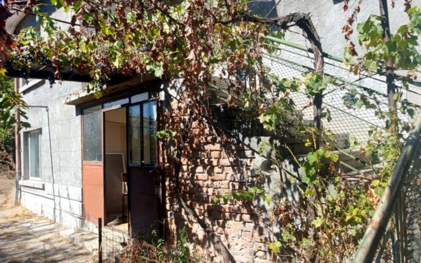 КЪЩА с ПРОСТОРЕН ДВОР,РАЗПОЛОЖЕНА В кв. Болярово, гр. Хасково.