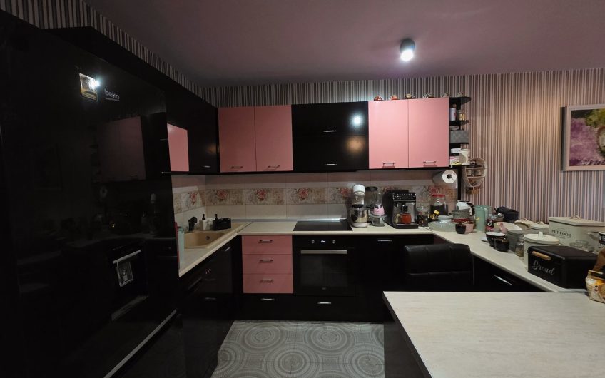 ЛУКСОЗНА ТРИЕТАЖНА КЪЩА С ГАРАЖ, ПАРКОМЯСТО И ОЗЕЛЕНЕН ДВОР в КВ. КУБА, ГРАД ХАСКОВО