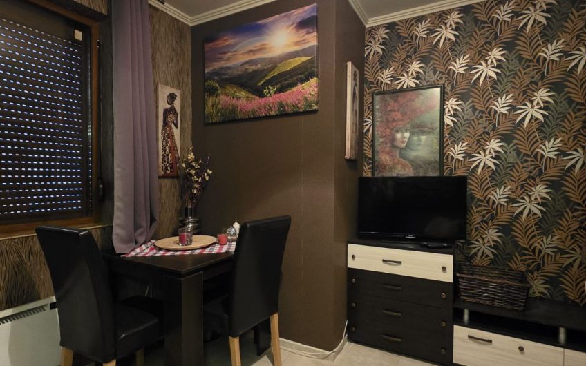 ЛУКСОЗНА ТРИЕТАЖНА КЪЩА С ГАРАЖ, ПАРКОМЯСТО И ОЗЕЛЕНЕН ДВОР в КВ. КУБА, ГРАД ХАСКОВО