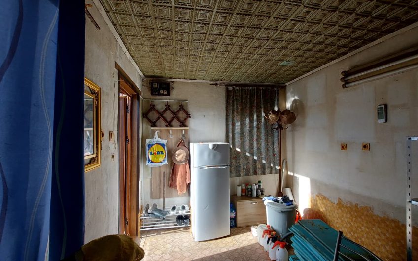 ВИЛА с ДВОР, РАЗПОЛОЖЕНА във ВИЛНА ЗОНА КЕНАНА, гр.ХАСКОВО