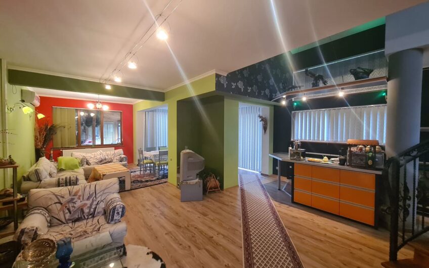 Двуетажна къща в кв.Кенана,град Хасково