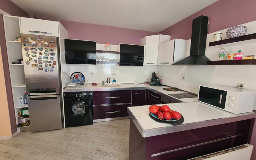 Обзаведен тристаен апартамент в Центъра на гр. Хасково