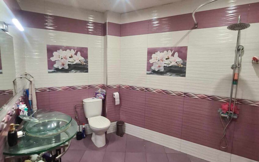 Обзаведен тристаен апартамент в Центъра на гр. Хасково