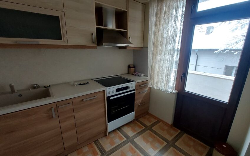 Обзаведен двустаен апартамент под наем в кв. Училищни, гр. Хасково