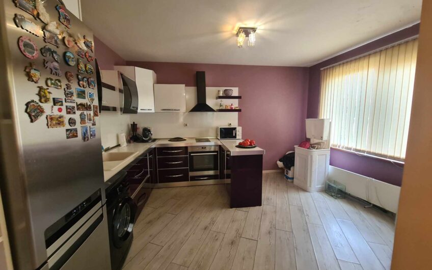 Обзаведен тристаен апартамент в Центъра на гр. Хасково