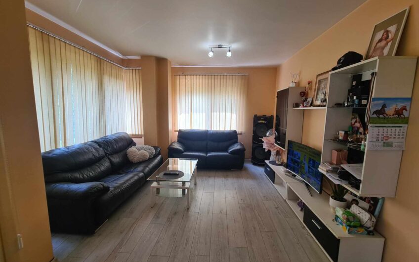 Обзаведен тристаен апартамент в Центъра на гр. Хасково