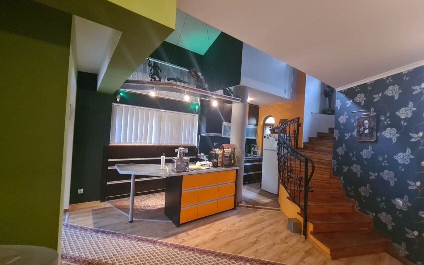 Двуетажна къща в кв.Кенана,град Хасково