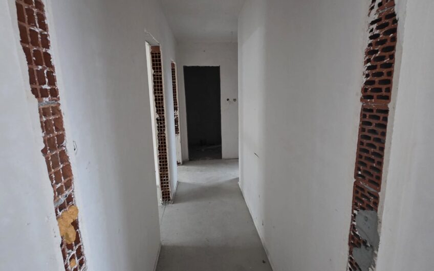 Тристаен апартамент в кв.Овчарски,гр.Хасково