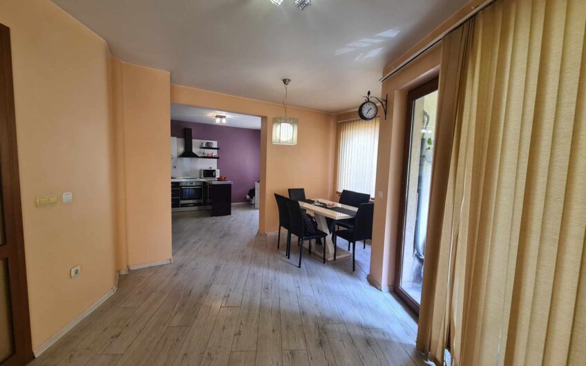 Обзаведен тристаен апартамент в Центъра на гр. Хасково