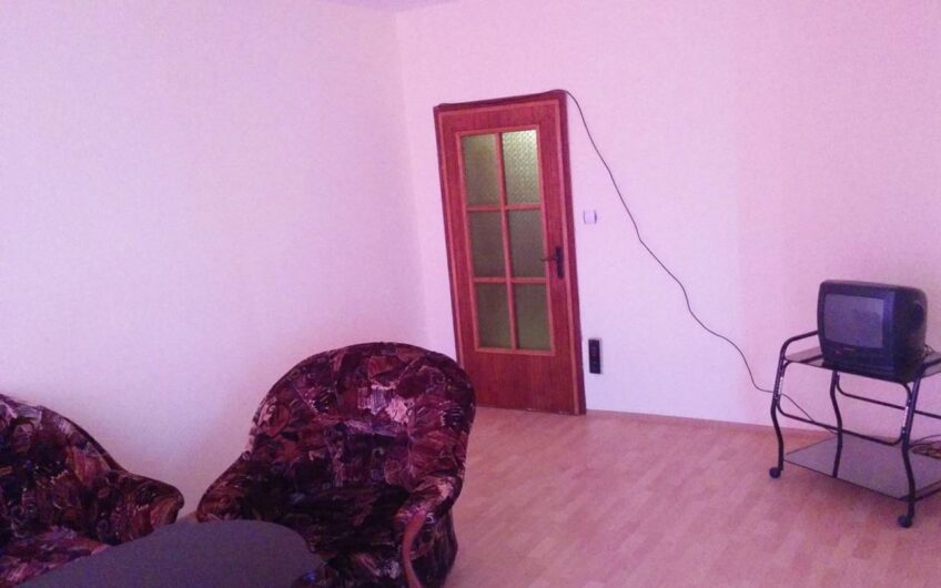 Тристаен апартамент в кв. Училищни, гр. Хасково