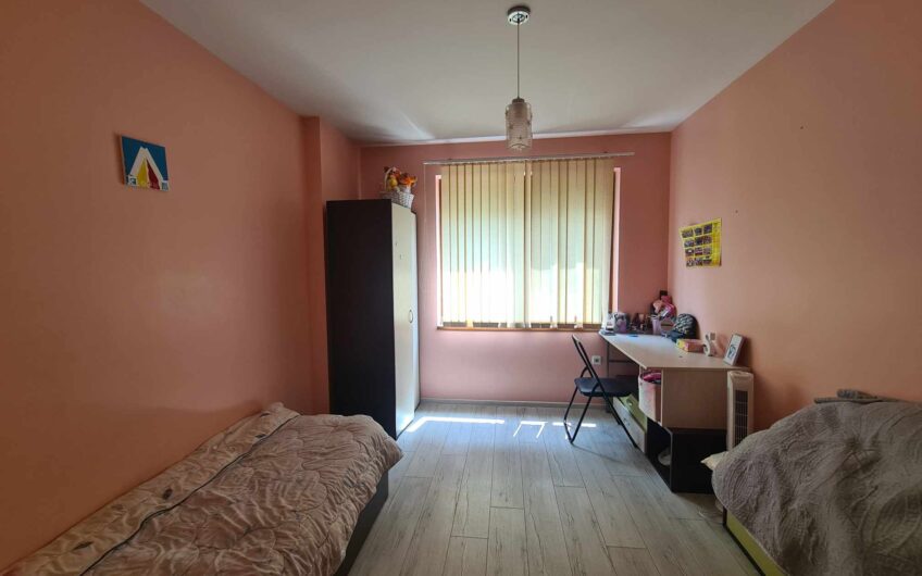 Обзаведен тристаен апартамент в Центъра на гр. Хасково