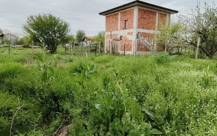 Вила с парцел в Южна индустриална зона,гр.Хасково