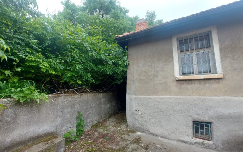 Едноетажна къща разположена в кв. Македонски, гр. Хасково