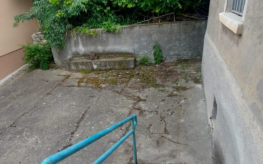 Едноетажна къща разположена в кв. Македонски, гр. Хасково