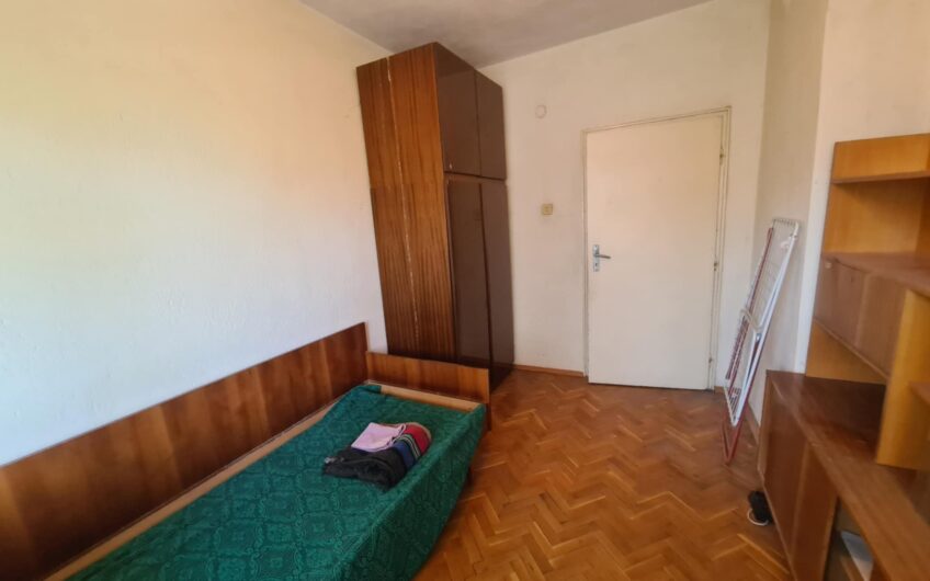 Просторен тристаен апартамент в кв.Овчарски,гр.Хасково
