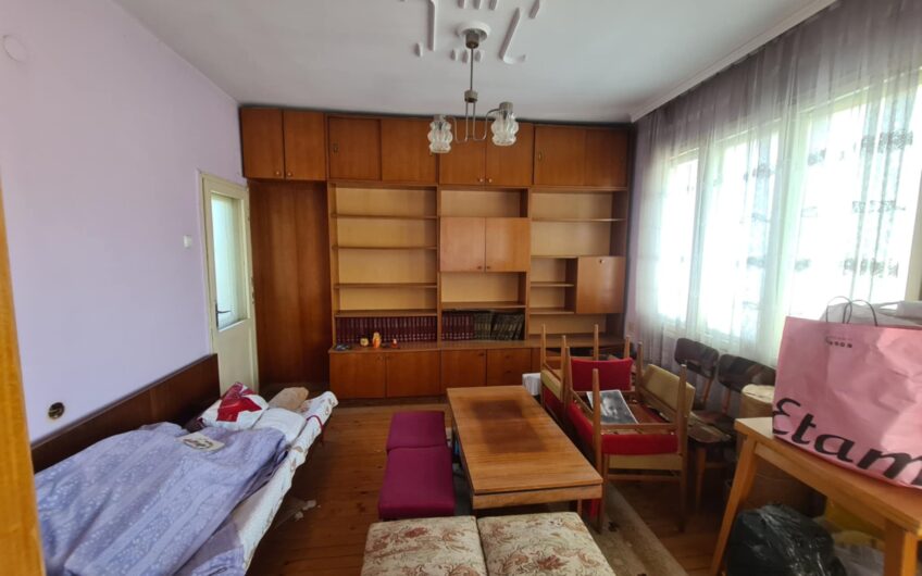 Просторен тристаен апартамент в кв.Овчарски,гр.Хасково